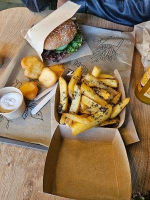 Green Liner, Nuggets, Fries with rosemary and truffle mayonnaise at Liners Food in Hannover