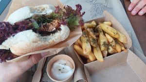 Classic burger with rosemary fries at Liners Food in Hannover