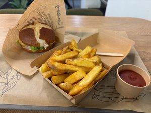 Burger mit Fritten und Ketchup at Liners Food in Hannover