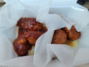 6 piece wings with two sauces (3x bourbon and 3x lemon pepper) at Moody Mike's Cafe in Lexington