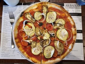 'Vegetarian' pizza without cheese at As Baleas - Muxia in Muxia