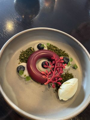 Bosbessen ring met kerrie ijs en pistache crème   at Intens in Voorst Gem Voorst