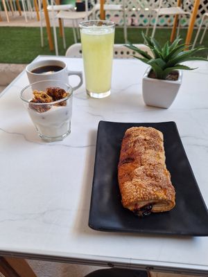 Mi desayuno venía en paquete, incluye:  jugo o fruta, café, pan y yoghurt vegano. Estuvo delicioso. at Corazón de Concha in San Andres Cholula