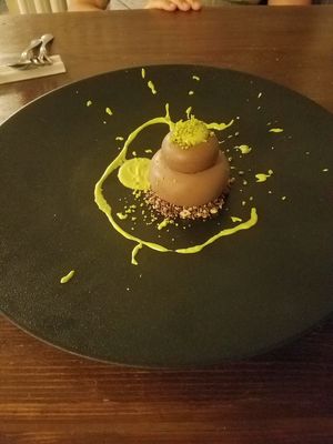 Raw choclate cake with pistacchio creme at Soul Kitchen - Creatività Vegetale in Turin