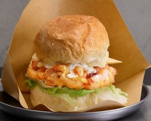 Vegan Shrimp Fillet Burger
A juicy plant-based shrimp fillet mixed with mushrooms and onions.
Topped with rich vegan tartar sauce for an extra indulgent, flavorful kick!



 at NEOShinjuku Atsushi in Tokyo