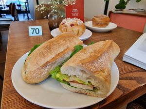 Wegańska kanapka z tofu at Piekarnia Aromat in Warsaw