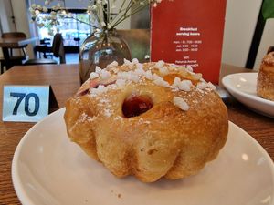 Wegańska Brioche z owocami sezonowymi at Piekarnia Aromat in Warsaw
