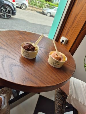 Dark chocolate, pistachio, fig and mango at M'kanda in Shkoder