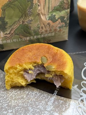 Taro bun  at Sù Shēngmài Vegan Bakery - 素生麦纯素烘焙 in Shenzhen