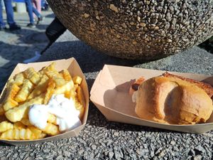 Pommes mit veganen Leberkäs at Bratwursthütte Saalfelder Feengrotten - Kiosk in Saalfeld