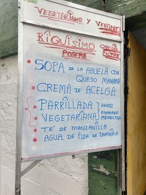 Exterior sign with meal of the day at Nutre Vida in Guayaquil