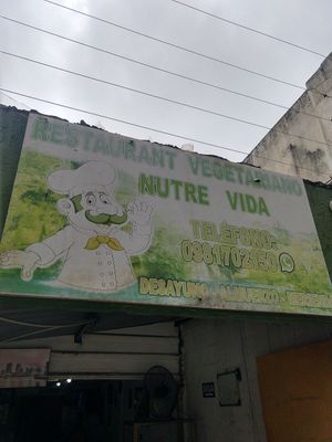 Exterior sign (with old, incorrect phone number) at Nutre Vida in Guayaquil
