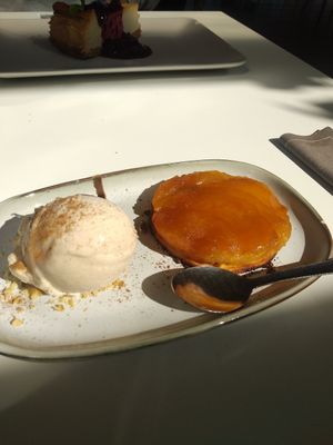 Tatin cake with vegan ice cream at La Capella in Sabadell