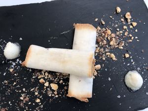 Farcellets de xocolata negra amb gingebre, sal Maldon, avellanes i gelat d’oli d’oliva -
6,50 €
 at La Capella in Sabadell