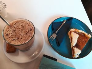 Hot chocolate and apricot Linzer tart at Madame Lu in Ludwigsburg