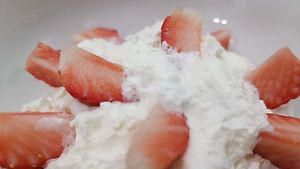 Fresas con nata at La Colegiata Food and Drinks in Leon