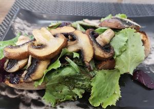Tosta de champiñones 100% vegano at La Colegiata Food and Drinks in Leon