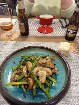 Salteado de espárragos y campiñones 100% vegano at La Colegiata Food and Drinks in Leon