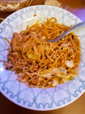 A porção que eu pedi serviu três pratos como este at Thai E-San - Liberdade in Sao Paulo