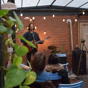 Optreden lokale muzikant at Geheel de Uwe in Ghent