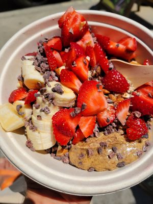 Choco smoothie bowl at Juice Crafters in Pacific Palisades