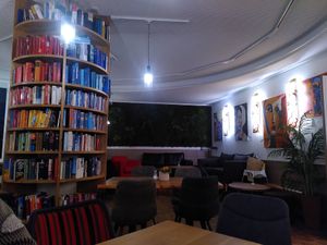 Schöner Ort mit vielen Büchern, Gesellschaftsspiele stehen auch bereit. Gemälde von den Wänden sind kaufbar. ☺️ at Backsteincafé in Osnabrueck