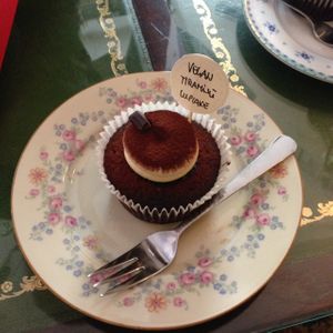 Tiramisu cupcake at 19:77 - VEGAN:DINER+BAR, Home of RAMONES MUSEUM in Berlin
