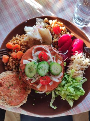 Veganer Bioburger mit hausgemachten Beilage at Dengkofen 3 in Mengkofen