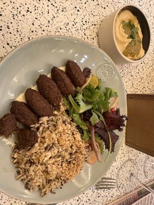 Falagel avec salade et riz sauvage et un extra hummus   at Garden Balthazar Caffe in Porto