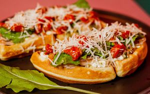 Waffle vegano Caprese (pesto vegano, ricota vegana, tomate confit, rúcula e parmesão de castanha de caju) at The Koffie Waffles in Brasilia