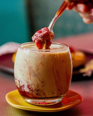 Matcha preparado com deleite vegetal de aveia acompanhado de geleia artesanal de morango at The Koffie Waffles in Brasilia