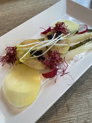 Voorgerecht van asperges en vegan vis  at Waanzinnig Tilburg in Tilburg
