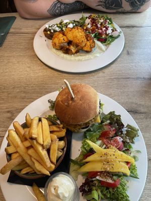 Gegrilde bloemkool met gevulde zoete aardappel / smashed burger  at Waanzinnig Tilburg in Tilburg