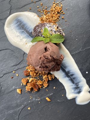 Choco crispy bon bon en ijs   at Waanzinnig Tilburg in Tilburg