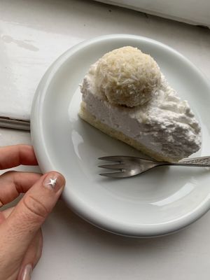 Raffaelo cake (leider hab ich schon bissi genascht) anm. Nicht im Lokal verzehrt✨  at Fit Cake in Vienna