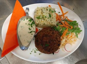 Veganes schwarze Bohnen- Hafer Beef Steak mit kartoffestampf at ankh Restaurant  in Chemnitz