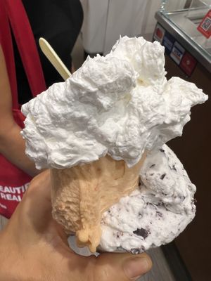 Stracciatella, pesca e panna vegetale   at Gelateria Porta Romana - 126 in Milan