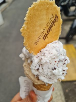Vegan hazelnut and stracciatella in vegan cone at Gelateria Porta Romana - 126 in Milan