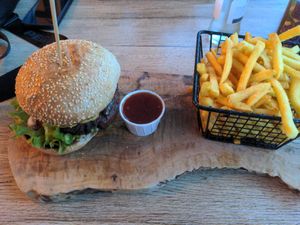 Avocado Burger mit Pommes und Süß-Sauersauce at Golden Burger 1 in Bruehl