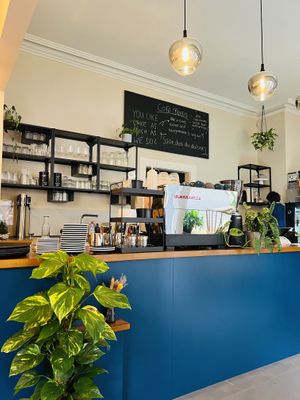 Wie die Tafel schon sagt, findet man im Bertis eine Auswahl an selbstgebackenen und veganen Kuchen 🌱  at Bertis in Karlsruhe