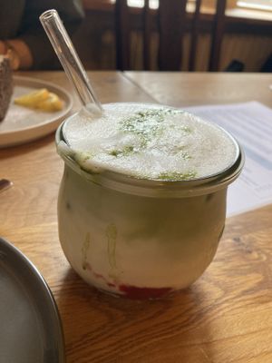Himbeer Matcha Latte   at Bertis in Karlsruhe