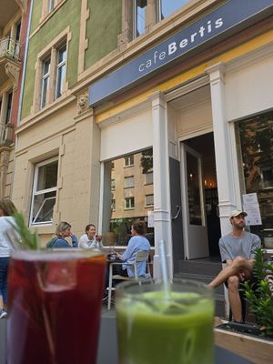 iced Matcha Latte und Johannisbeer-Rosmarin-Limo at Bertis in Karlsruhe