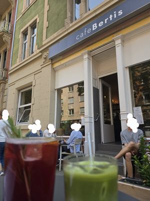 iced Matcha Latte und JohannisbeerRosmarinLimo at Bertis in Karlsruhe