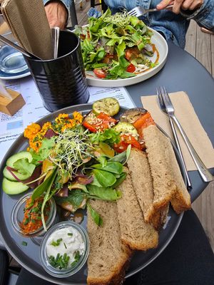 Platte und im Hintergrund Stulle at Bertis in Karlsruhe