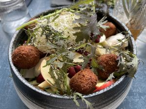 Salade jardinière et falafels 🧆   at Graine de Folie in Tournai