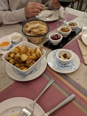 Vegan bravas and pâtés at New Vita Restaurant in Sabadell
