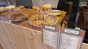 Cookie and croffle at Otaku Café in Orleans