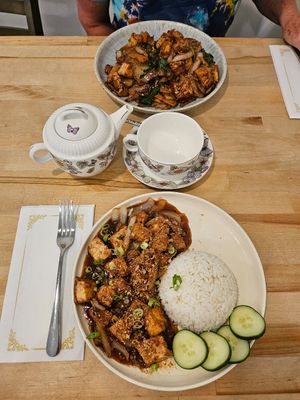 Garlic Tofu & Drunken Noodles at Ka Chai in Thomaston