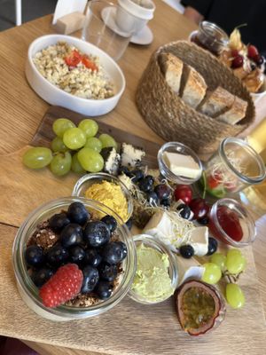 „Veganes Vergnügen“ 💛 Frühstücksplatte  at Café marais in Konstanz