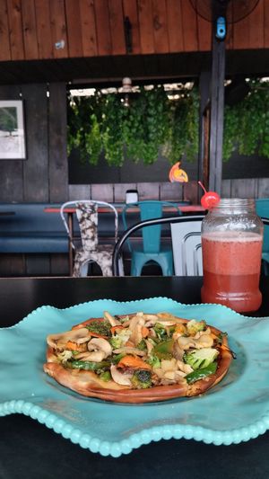 Pizza vegetariana at Simmer Down in Santa Ana